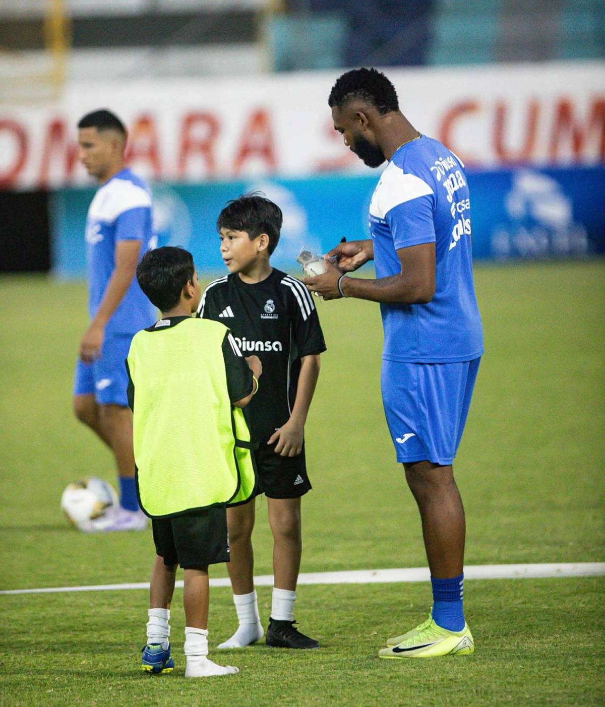 Honduras, lista para Copa Oro: locura por Palma, Rueda sorprende a jugador y ¿guardaespaldas?