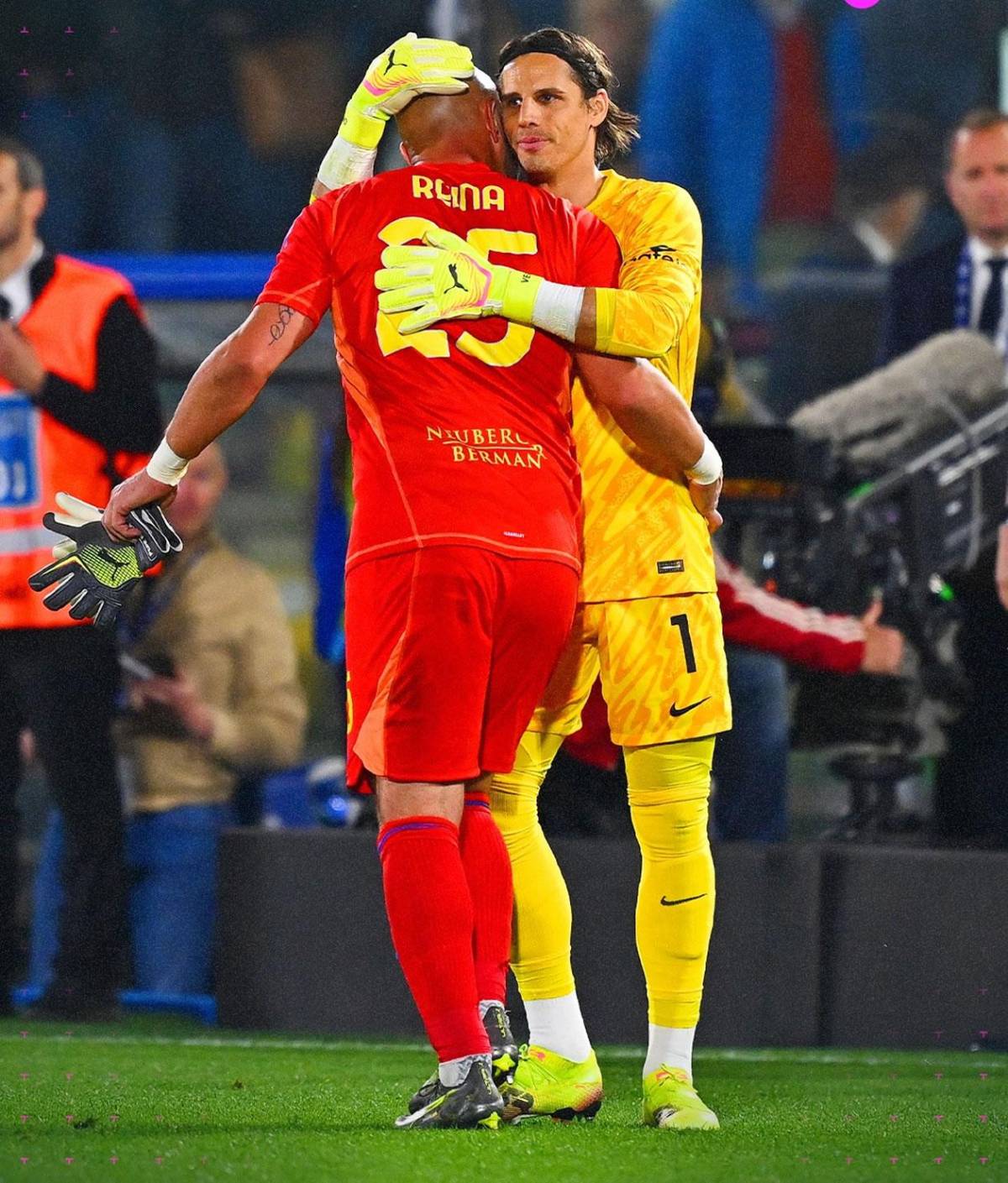 La peor despedida del fútbol: Pepe Reina se va expulsado en su último partido