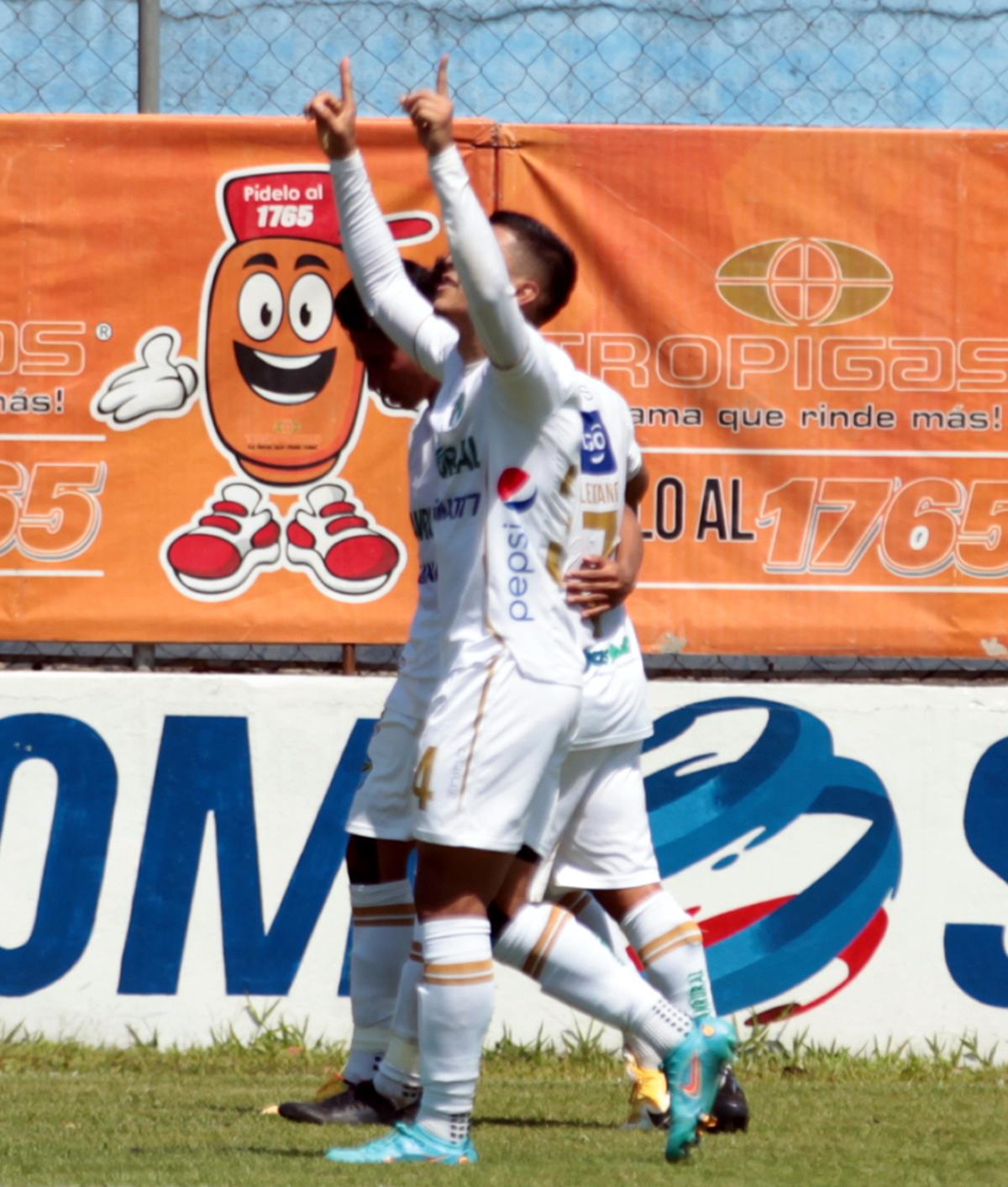 Kevin López celebrando su primer gol con el Comunicaciones.