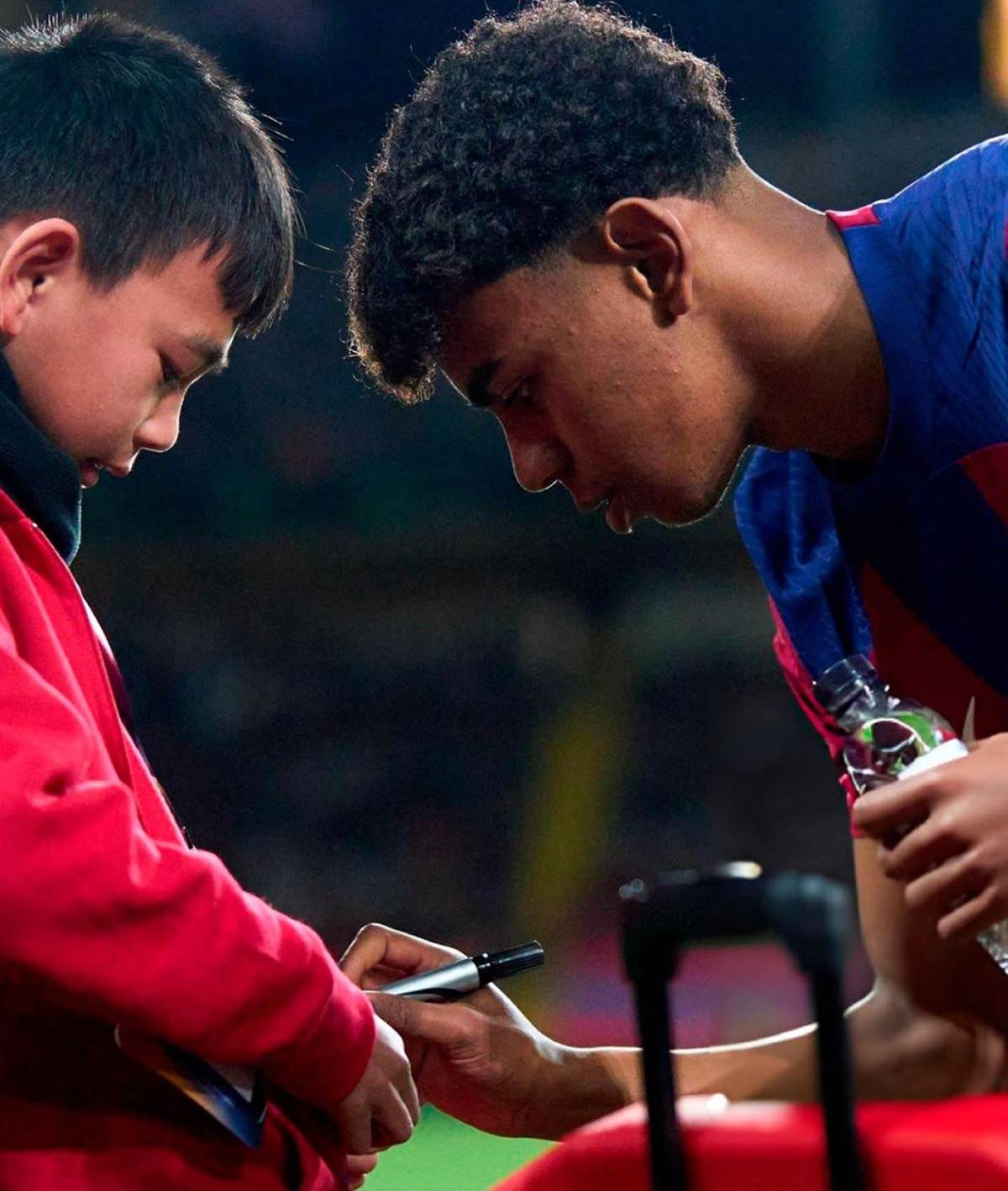 Lamine Yamal deja de firmar autógrafos por increíble motivo y es fuertemente atacado