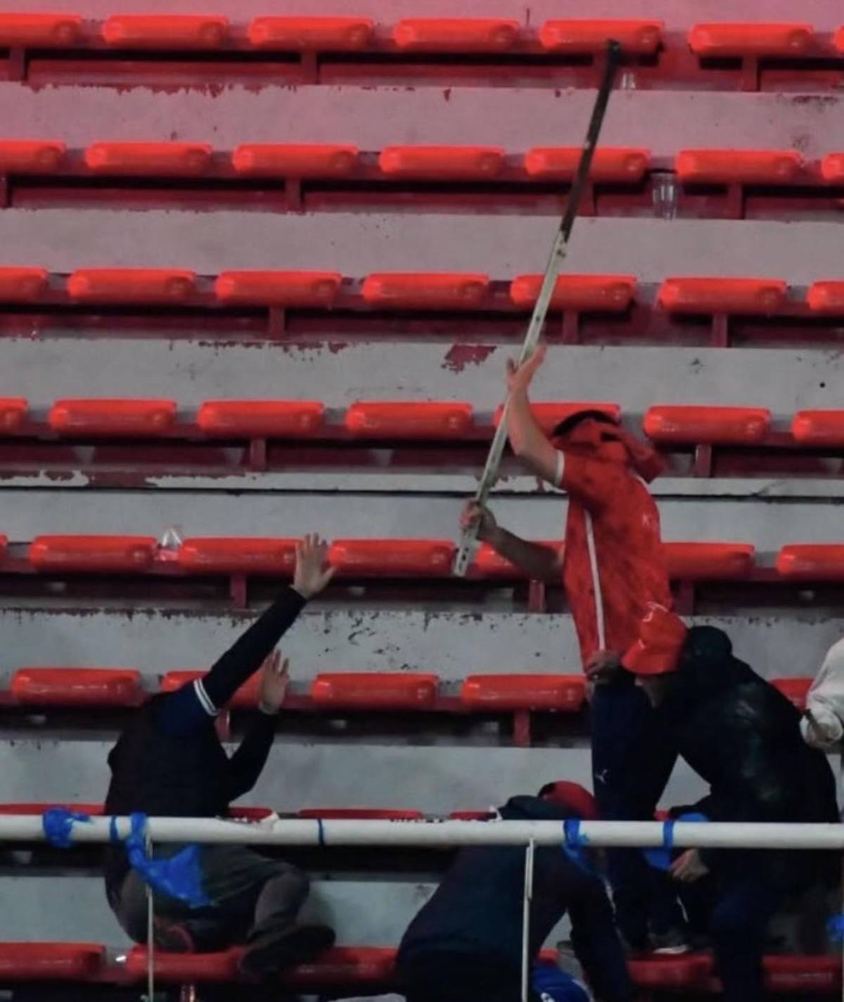 Imágenes sensibles: pelea de barras de Independiente y U de Chile deja heridos de gravedad