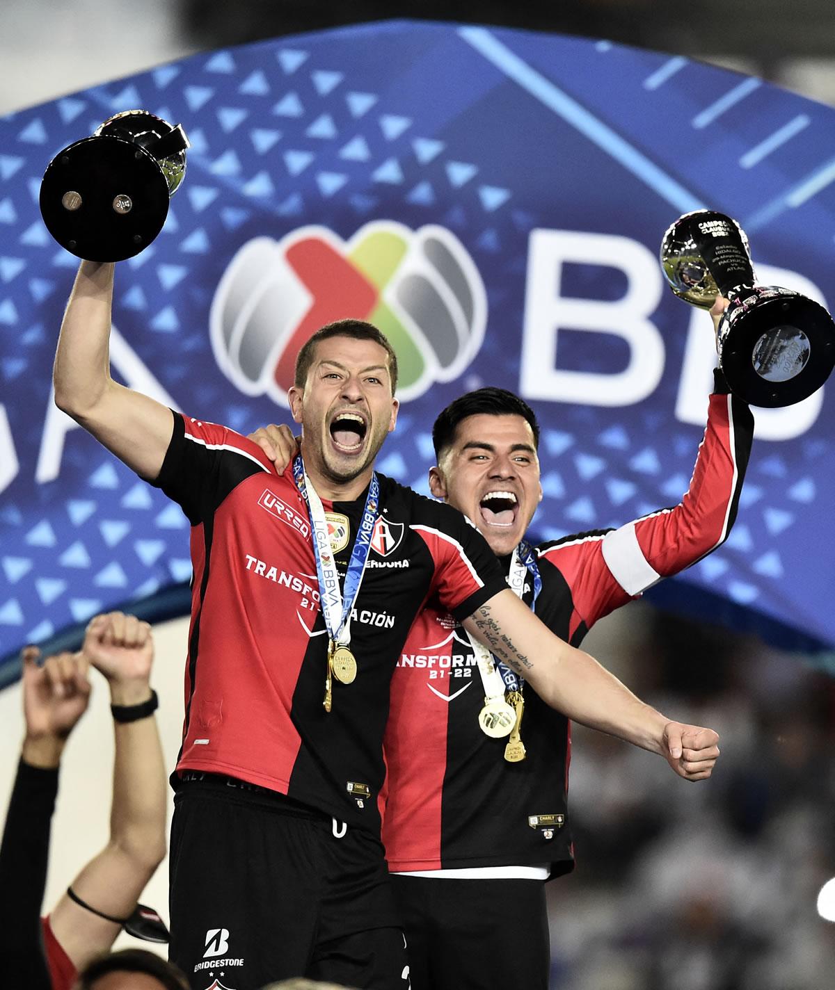 Los jugadores del Atlas levantaron el título del Torneo Clausura 20022 y el de Campeón de Campeones.