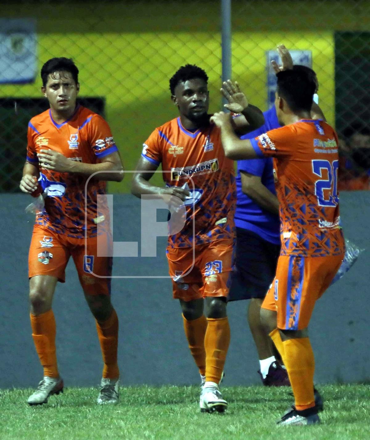 ‘Machuca’ Ramírez es felicitado por sus compañeros tras su gol.