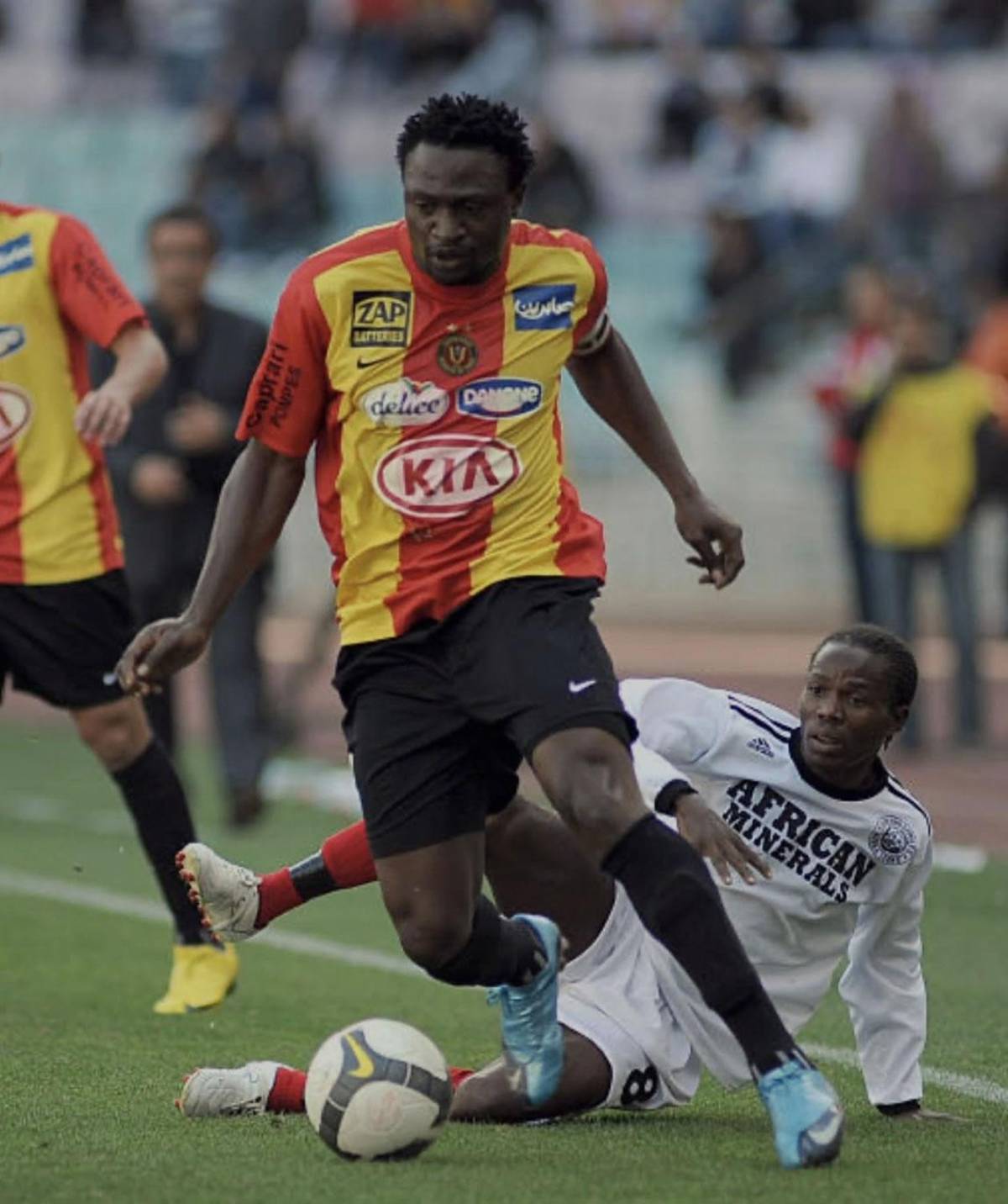 Fallece reconocido futbolista tras desplomarse en pleno partido: Murió en el campo