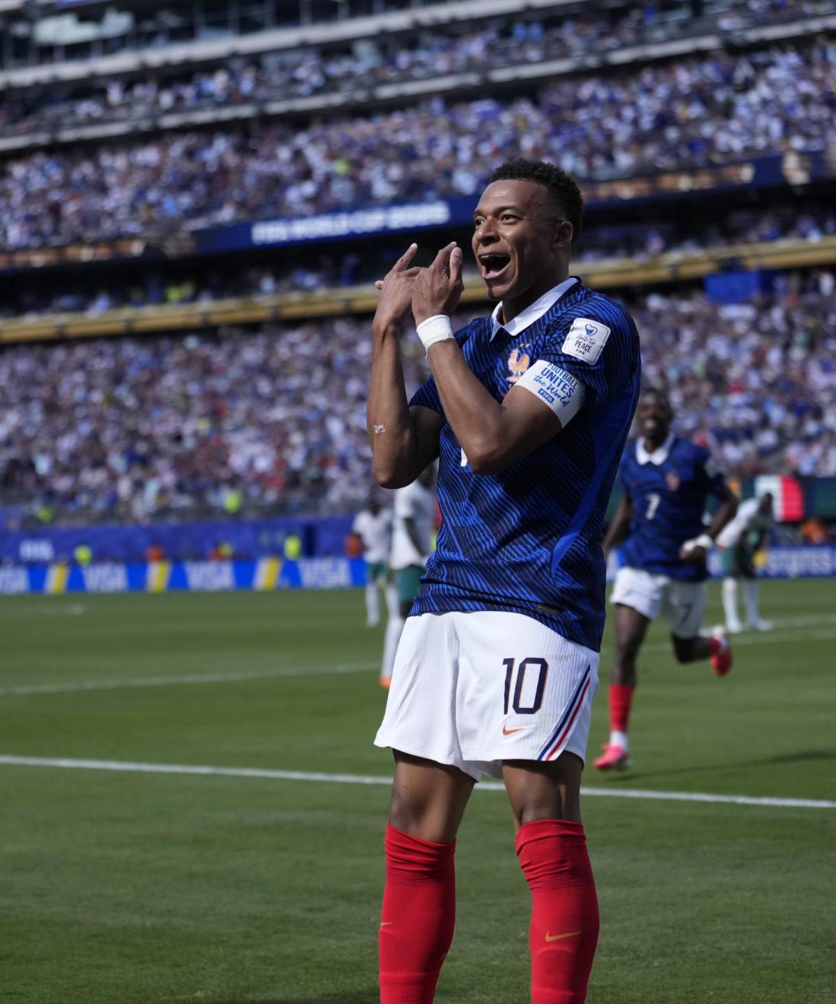 Mbappé da revés a Messi en el Mundial, nuevo festejo con Francia y la polémica