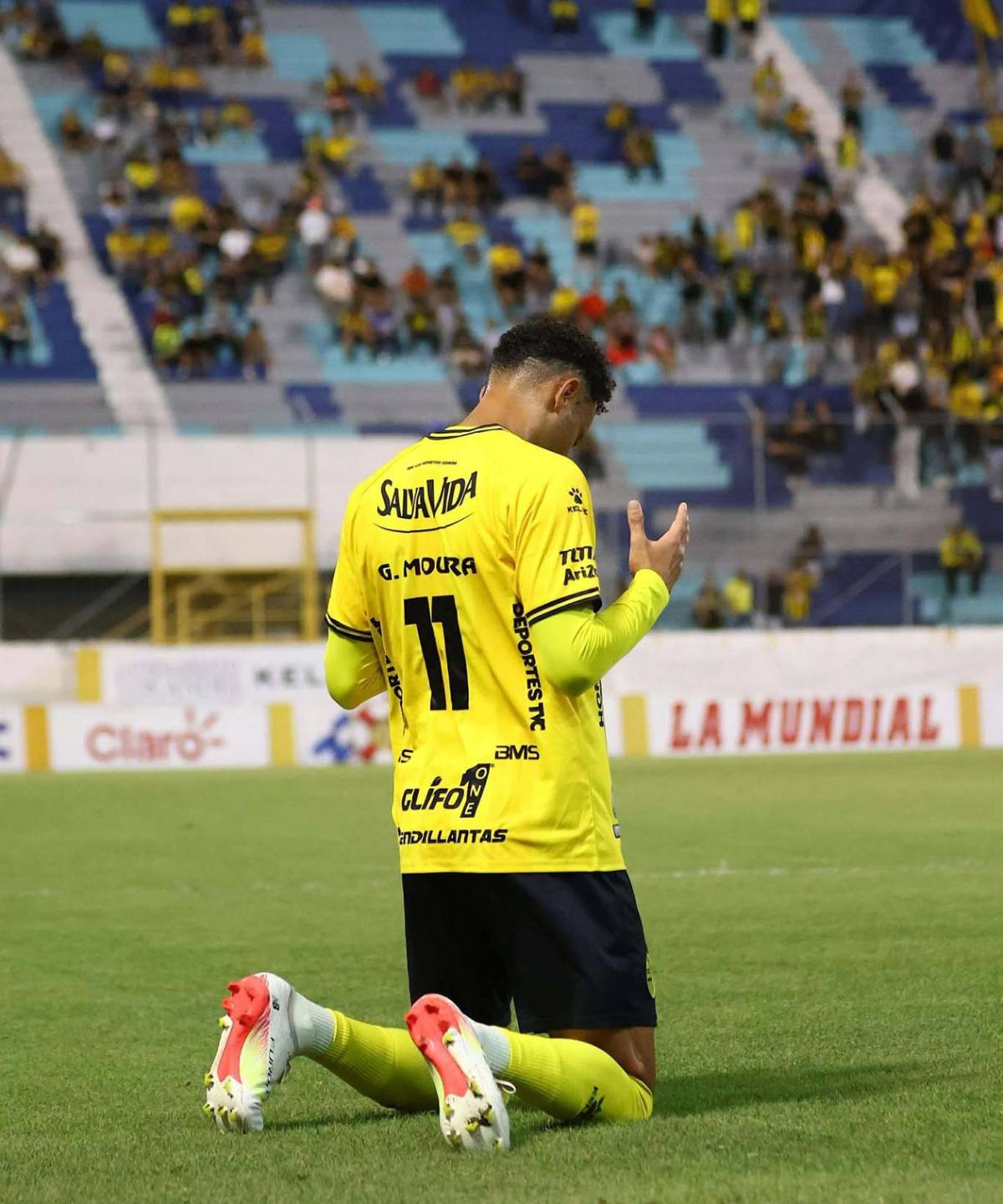 Real España festeja en el Morazán, fiesta de Platense y la chica más sexy cautiva