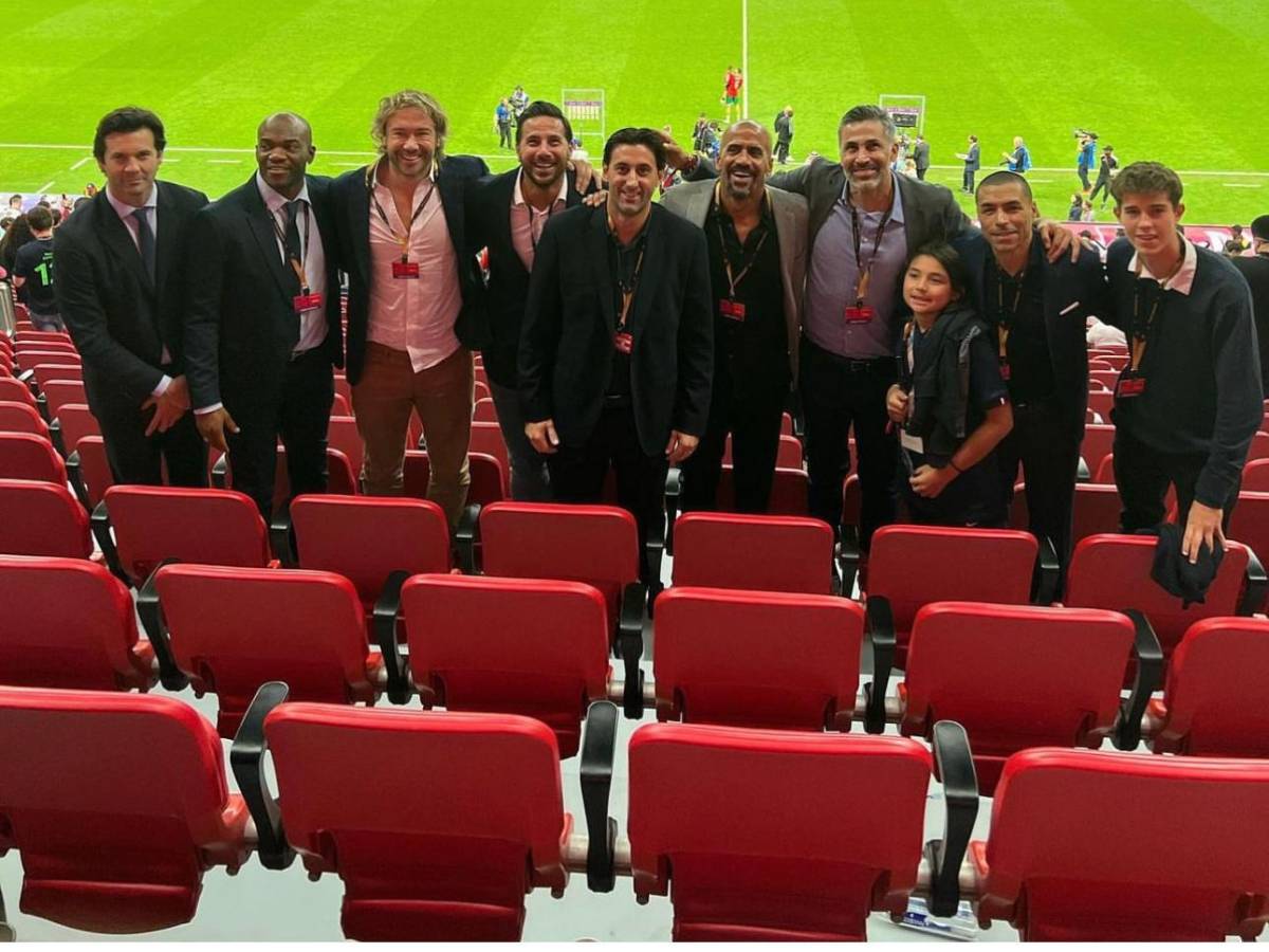 David Suazo posando en el Al-Bayt Stadium junto a personalidades como Santiago Solari, Diego Lugano, Claudio Pizarro, Diego Milito, Juan Sebastián Verón, Mario Yepes e Iván Ramiro Córdoba.