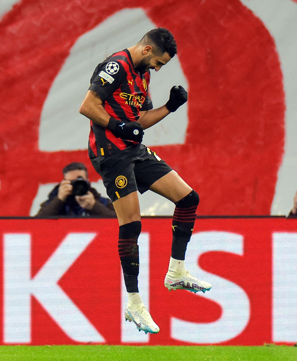 Riyad Mahrez celebrando su gol que abrió el marcador para el Manchester City.