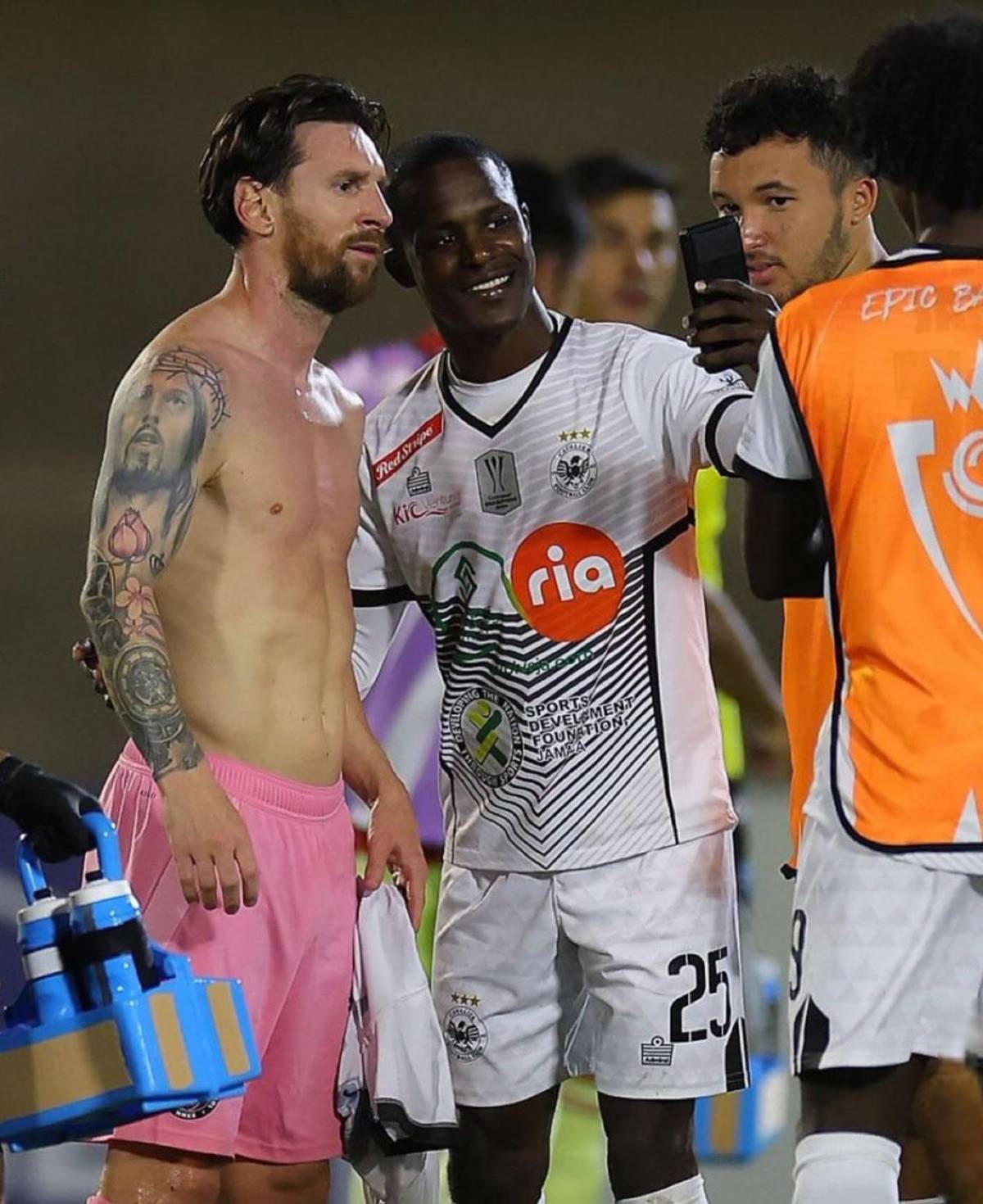 Messi desata locura en Jamaica y el suertudo que se llevó su camiseta