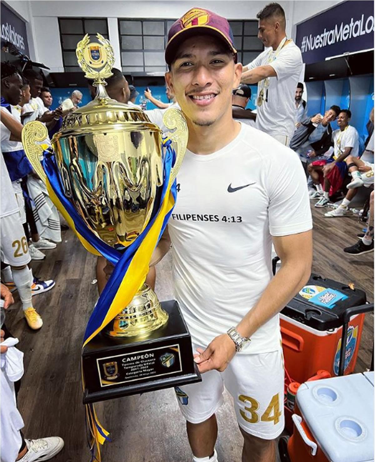Kevin López posando con el trofeo de campeón de Guatemala.