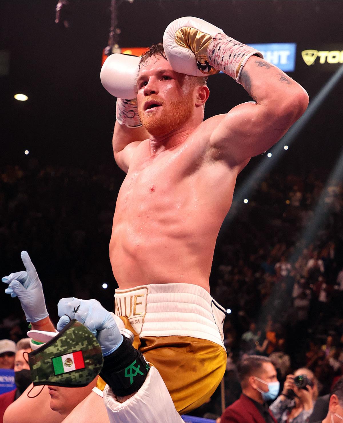 ‘Canelo’ Álvarez celebrando su victoria.