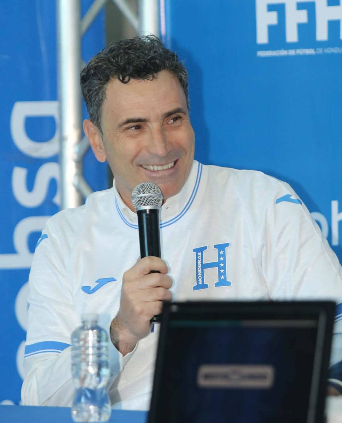 Francisco Molina y el incómodo momento en presentación con Honduras: ¿quién lo acompaña?