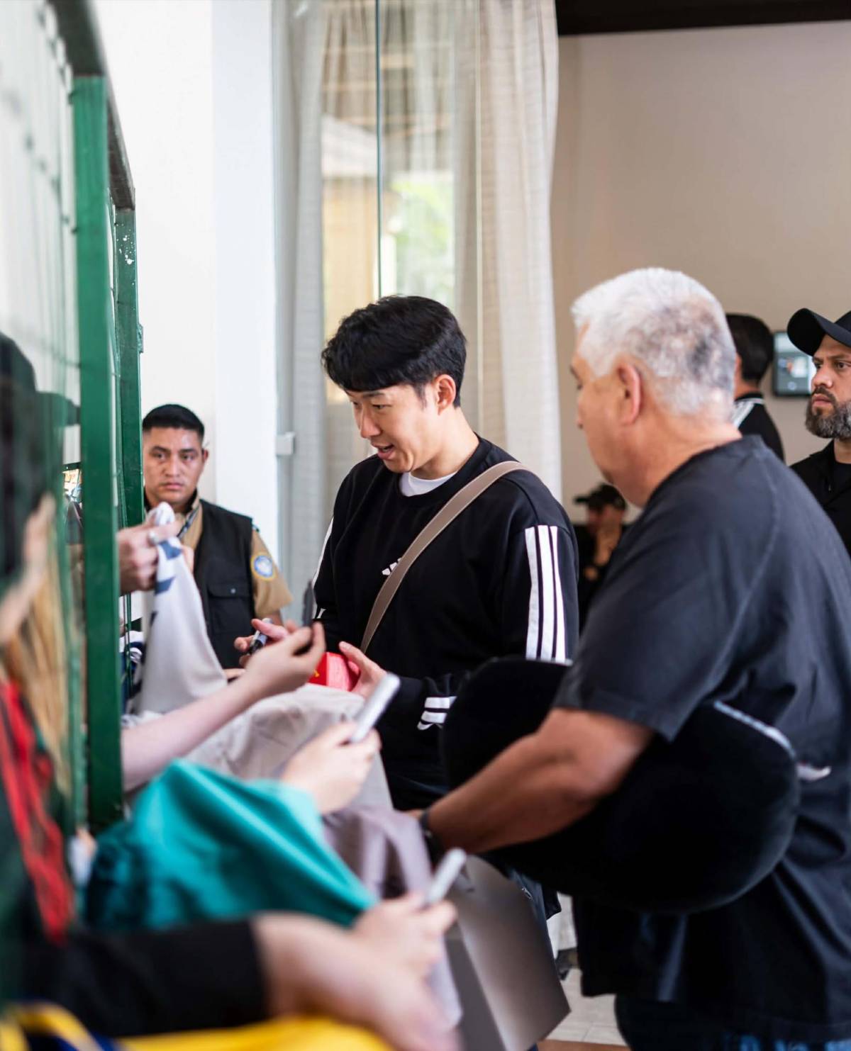 El inesperado inconveniente que tuvo LAFC y Son para salir; crack sufrió problema