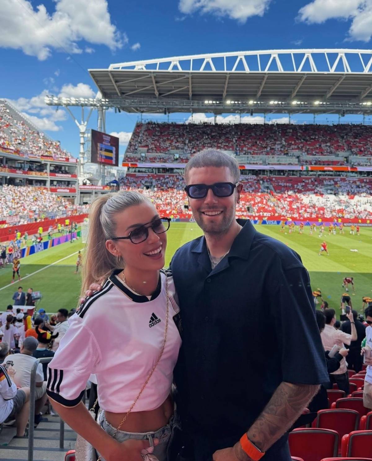 Boda secreta en el fútbol: famoso técnico se casa con actriz tras ocultar relación durante años
