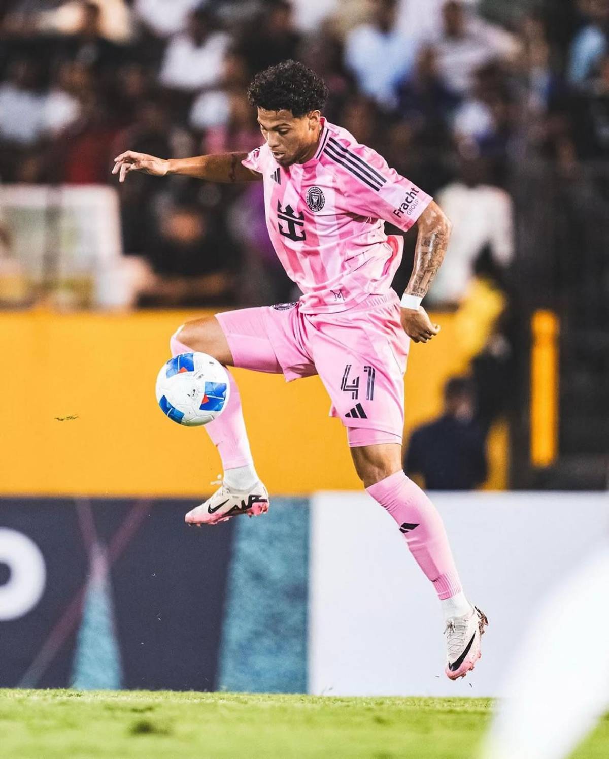 Messi desata locura en Jamaica y el suertudo que se llevó su camiseta