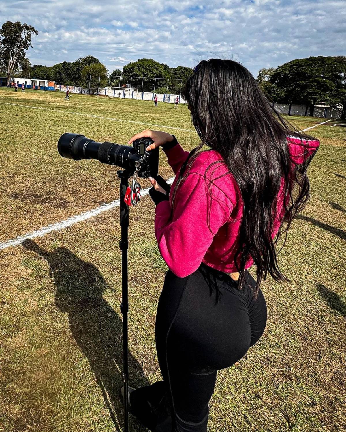 Fotógrafa deportiva es vetada por su atrevida vestimenta y el caso da un giro inesperado