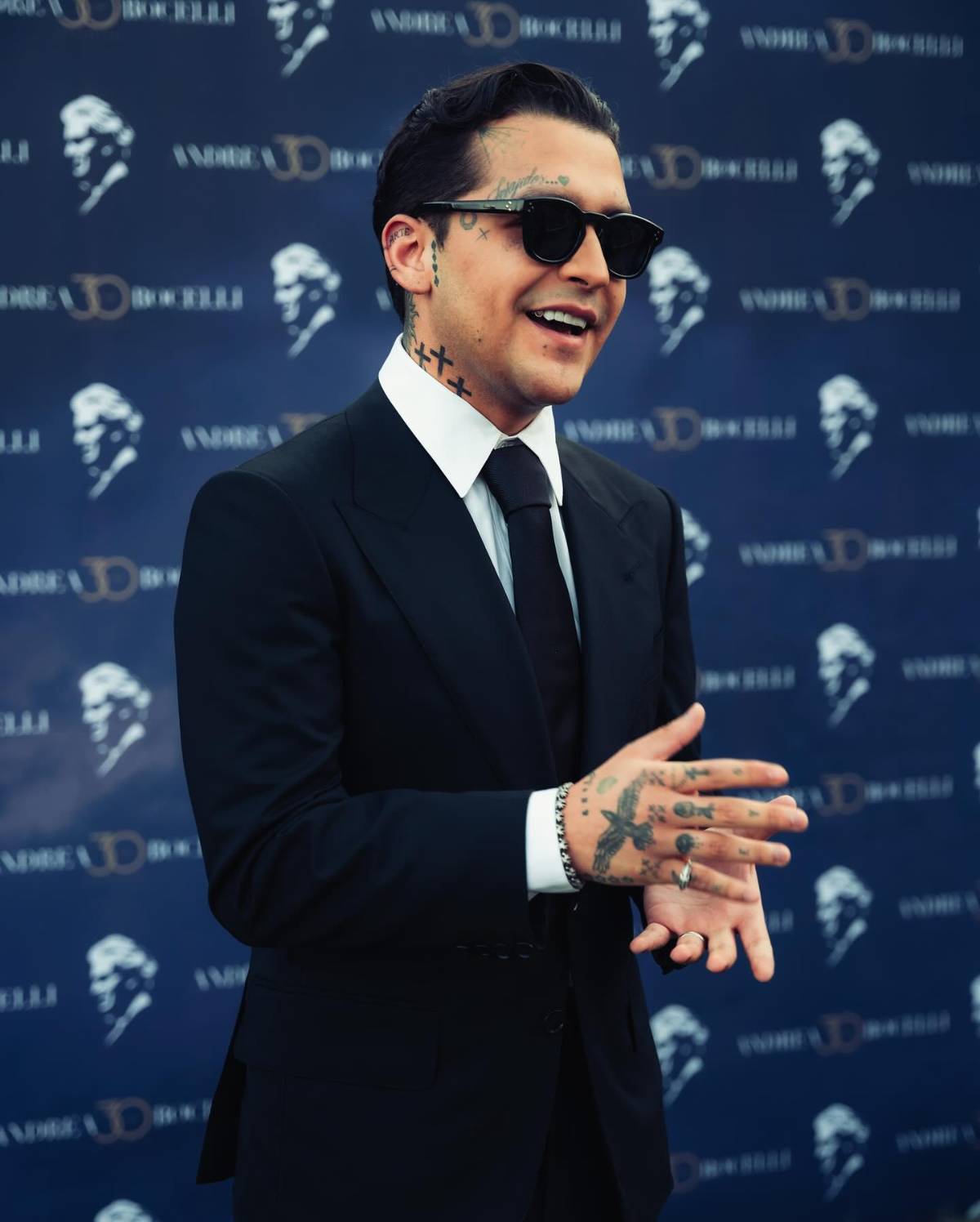 Christian Nodal celebra su cumpleaños como pirata con Ángela Aguilar