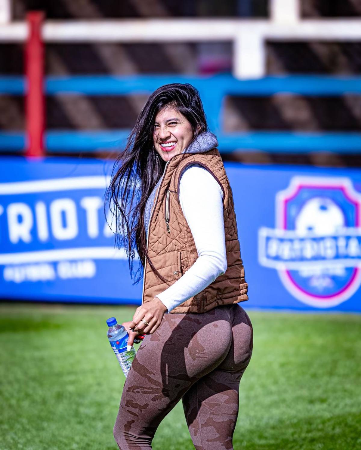 Fotógrafa deportiva es vetada por su atrevida vestimenta y el caso da un giro inesperado