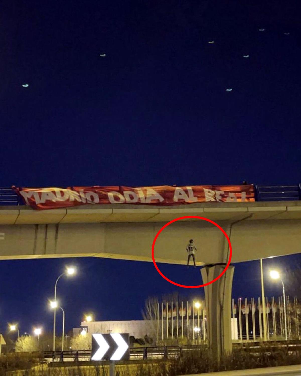 El muñeco con la camiseta y número de Vinicius fue colgado de un puente de Madrid, cerca de Valdebebas.