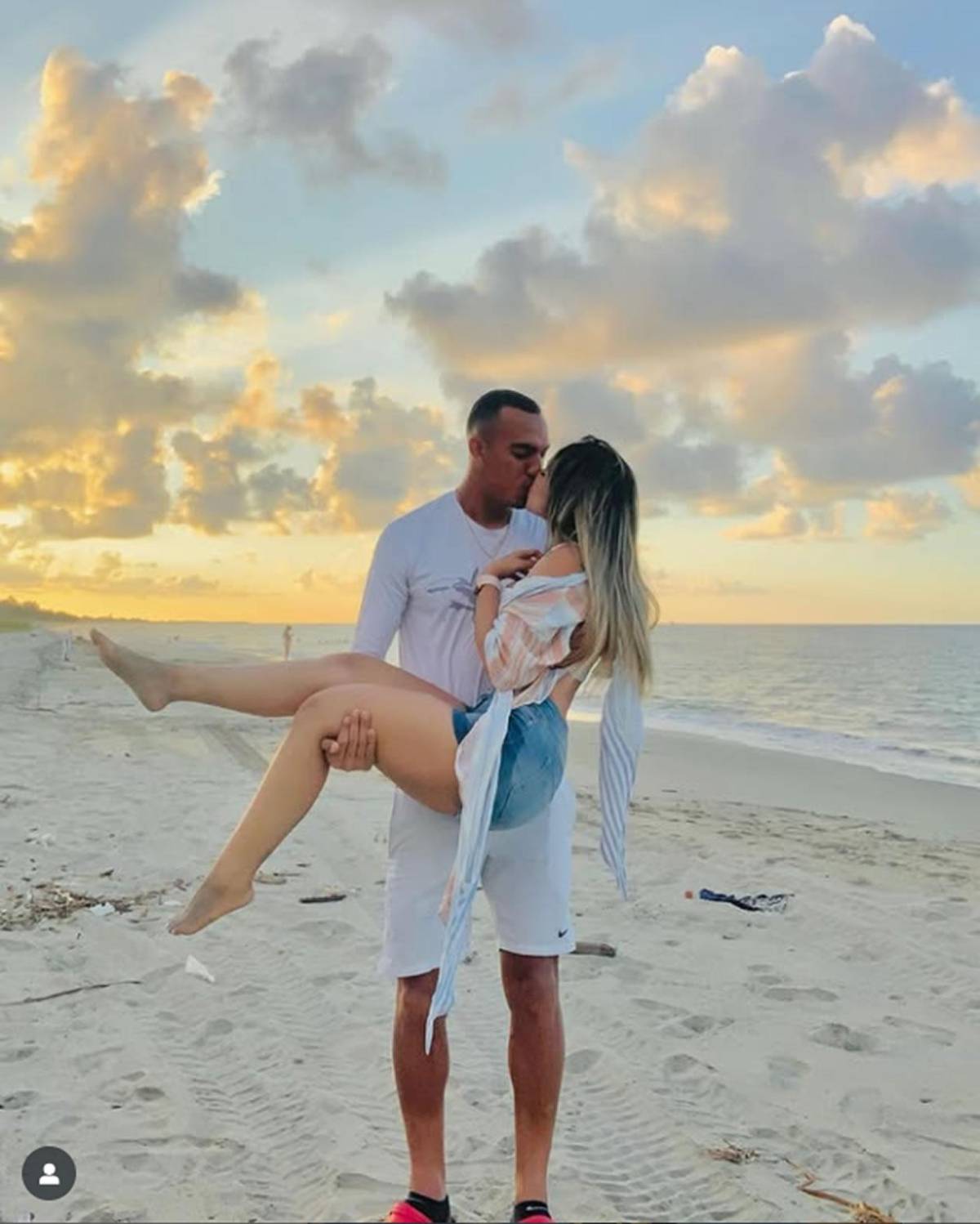 Hermosa licenciada contrae matrimonio con futbolista de la Liga Nacional de Honduras