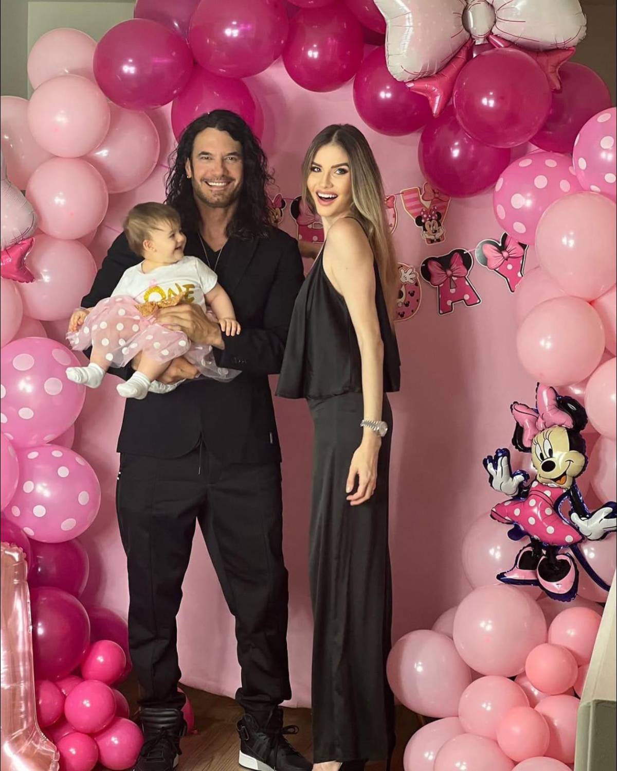 Expareja de Mario Cimarro gana batalla legal para mudarse con su hija fuera de USA