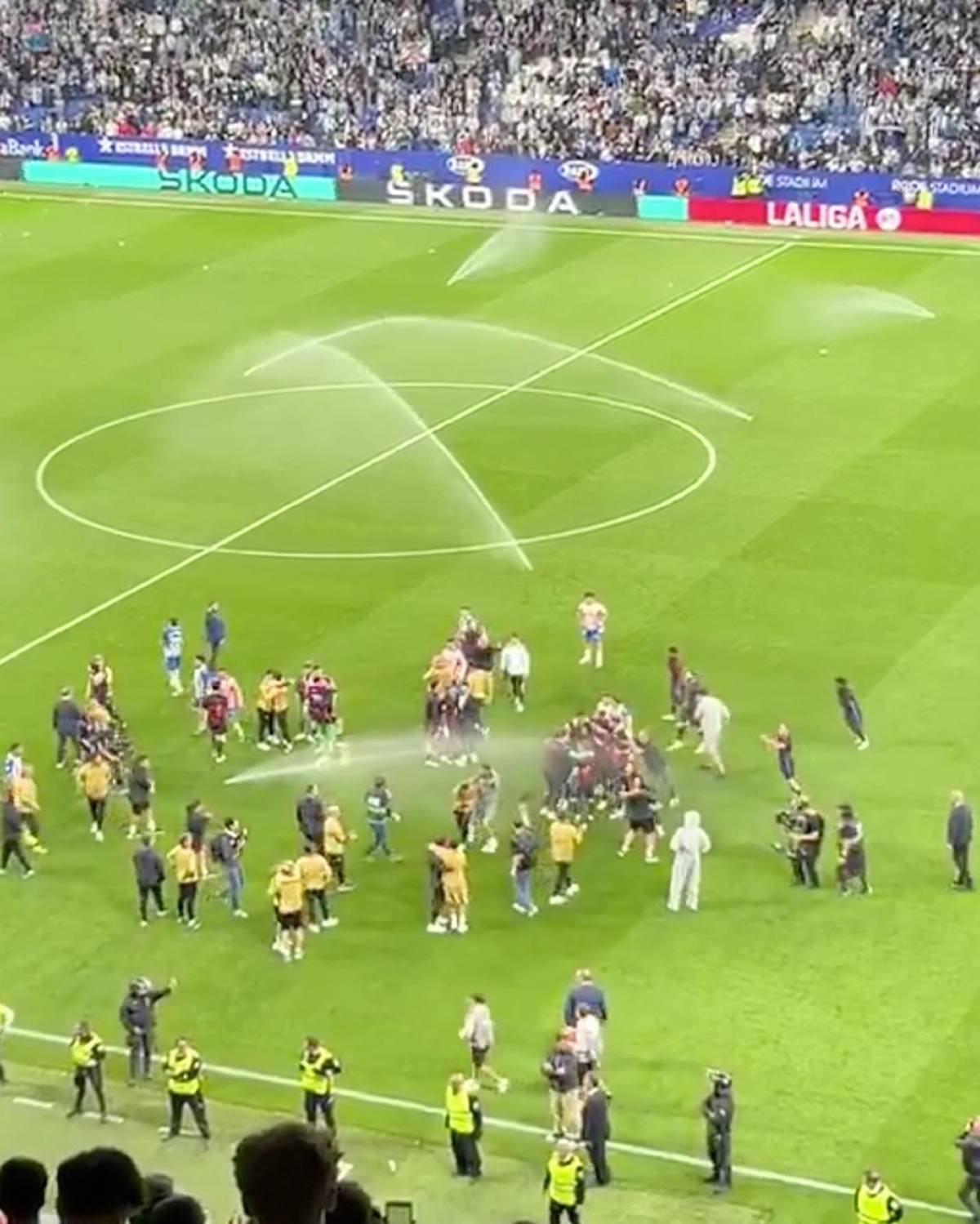 Barcelona campeón festeja, Espanyol encendió aspersores, bronca y la orden de Flick