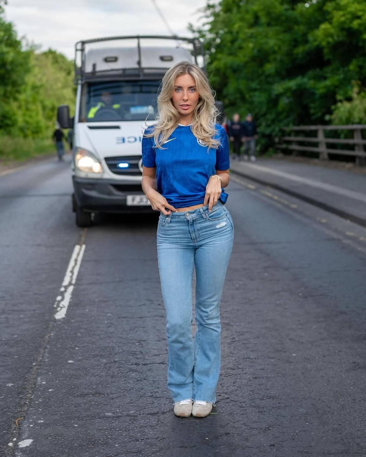 La descubren y la expulsan de estadio de Premier League por extravagante motivo