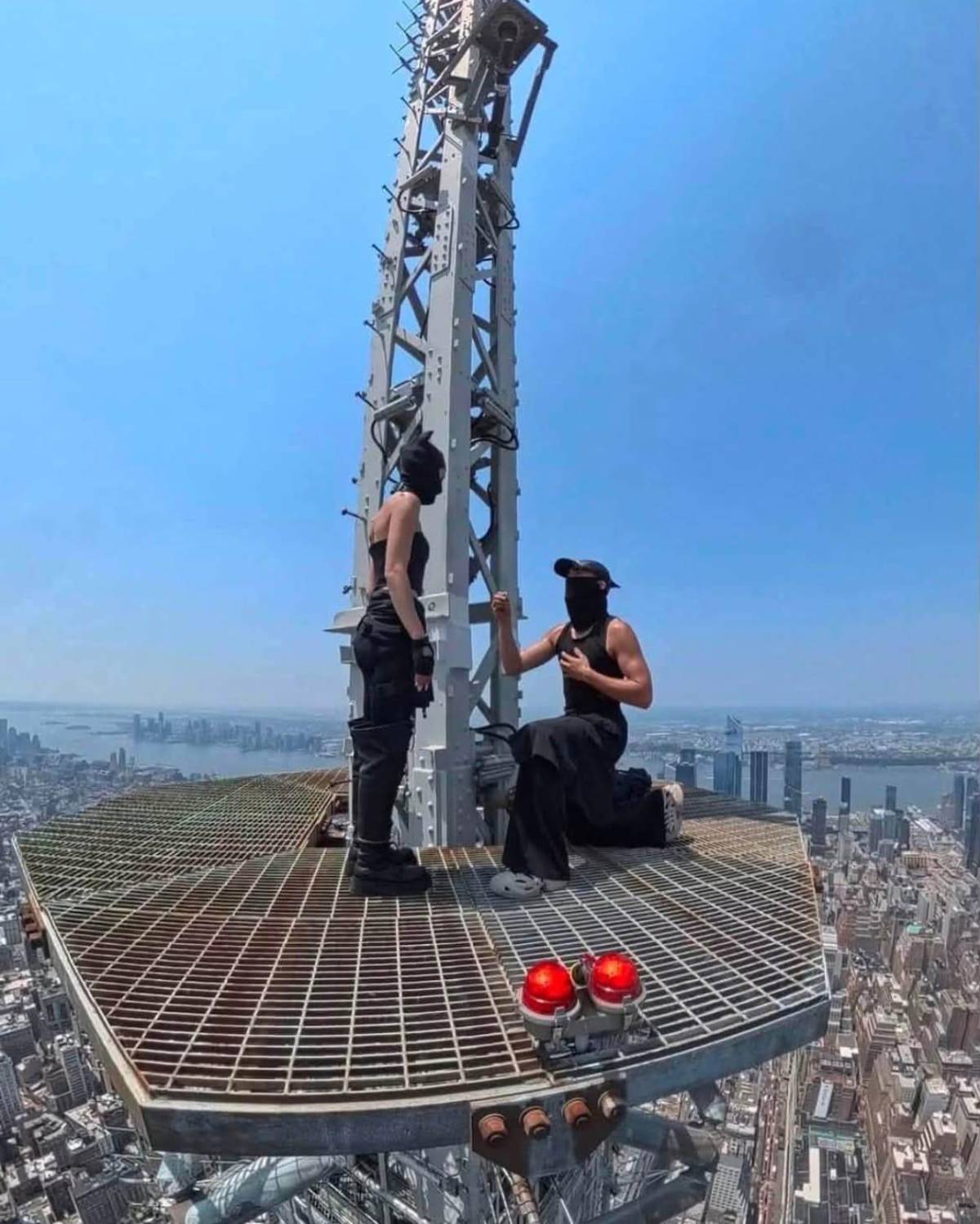 Escalaron el Empire State, se comprometieron en la cima y terminaron detenidos