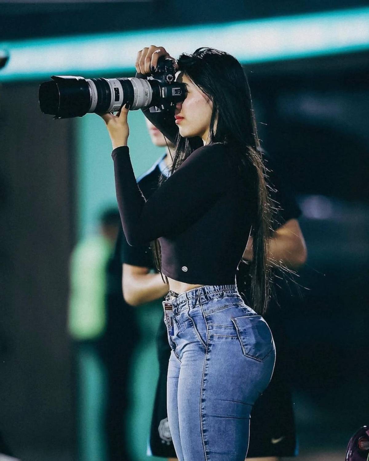 Fotógrafa deportiva es vetada por su atrevida vestimenta y el caso da un giro inesperado
