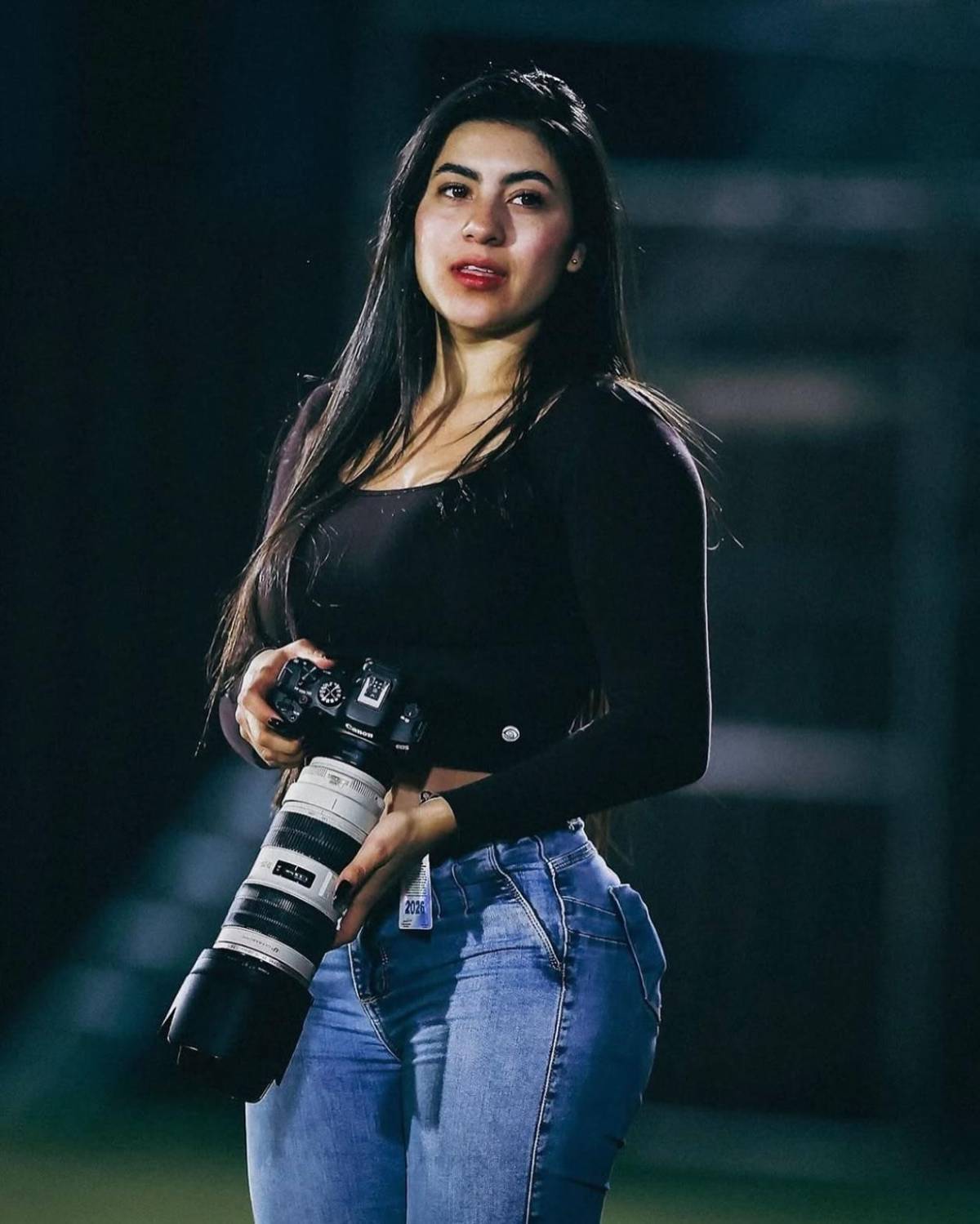 Fotógrafa deportiva es vetada por su atrevida vestimenta y el caso da un giro inesperado