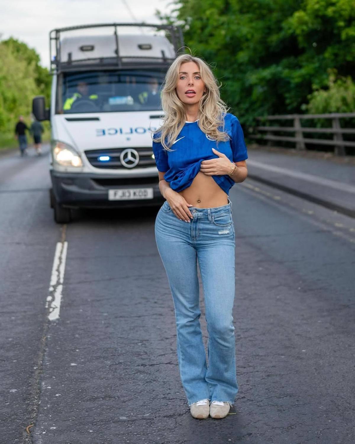 La descubren y la expulsan de estadio de Premier League por extravagante motivo