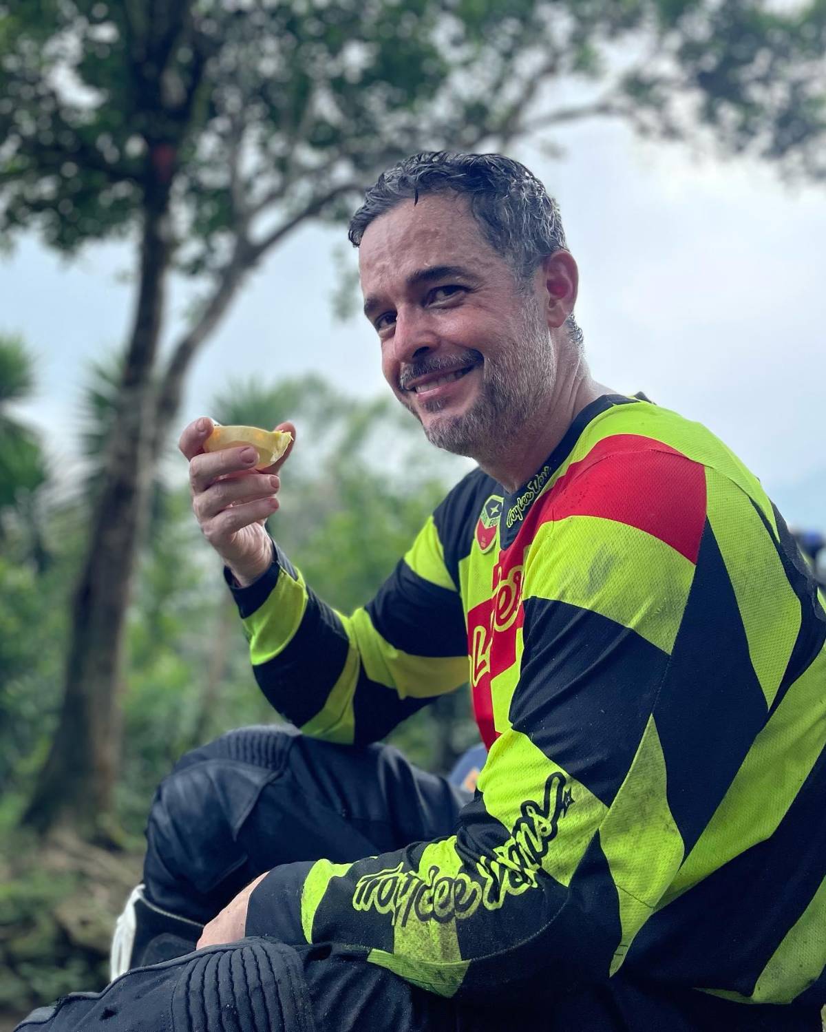 ¿Quién es Sergio Bendaña, el hijo de Tuky que sufrió un accidente en competencia de motos?