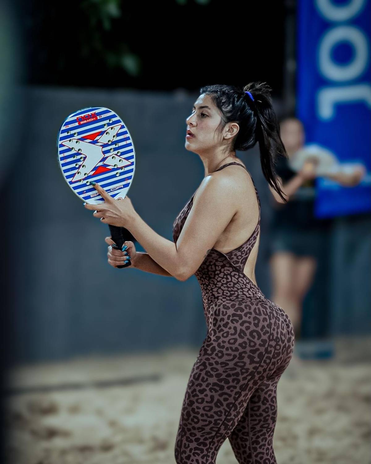 Fotógrafa deportiva es vetada por su atrevida vestimenta y el caso da un giro inesperado
