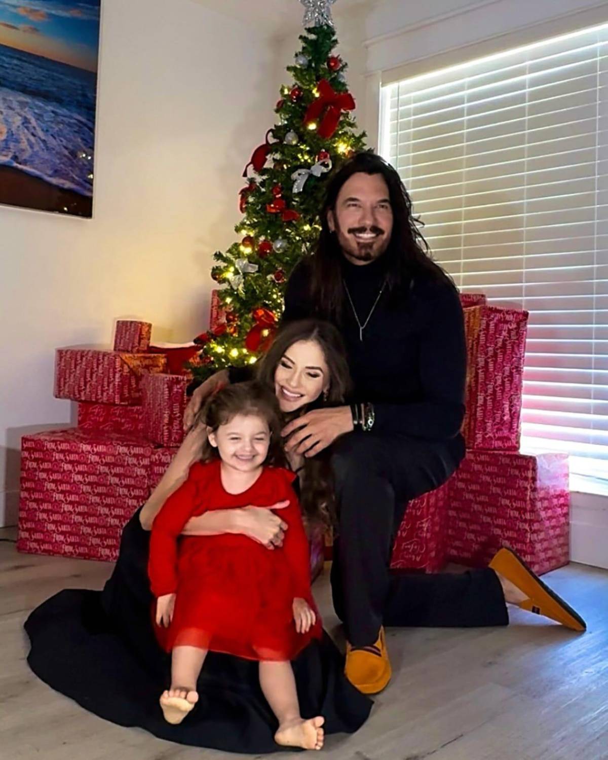 Expareja de Mario Cimarro gana batalla legal para mudarse con su hija fuera de USA