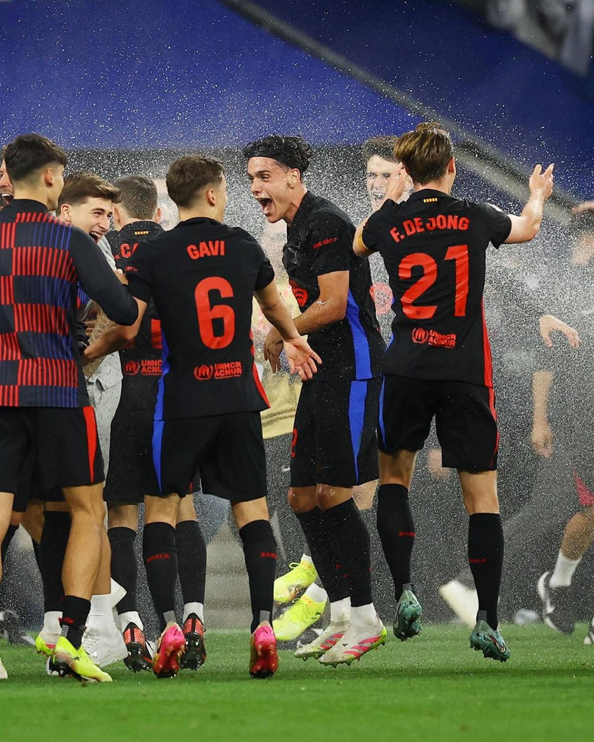 Barcelona campeón festeja, Espanyol encendió aspersores, bronca y la orden de Flick
