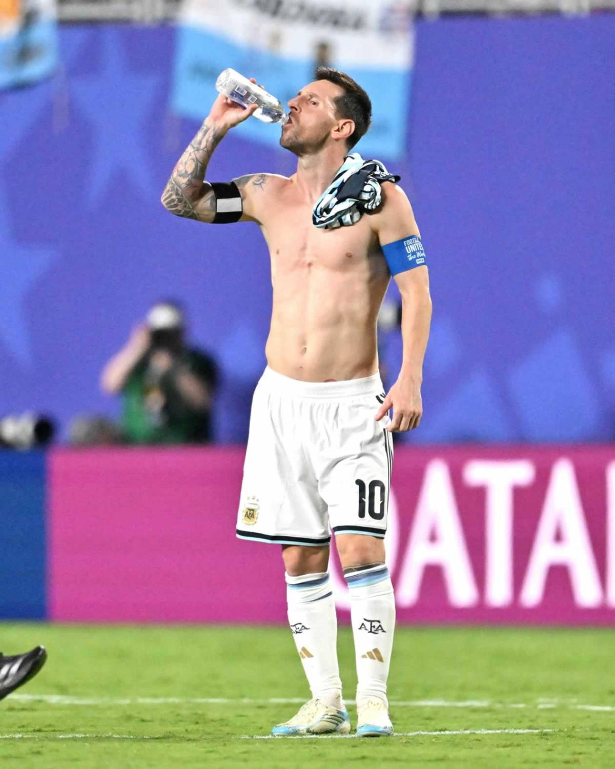 Otra ayuda a Argentina, fuerte cruce de Messi con árbitro, agresión y apareció su enemigo