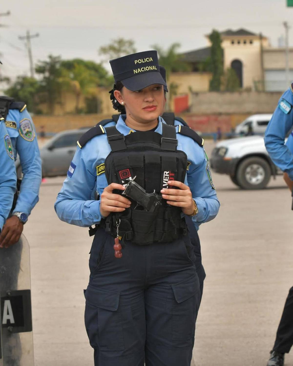 Las bellas chicas de la jornada 20: Colochas enamoran y la policía que cautivó