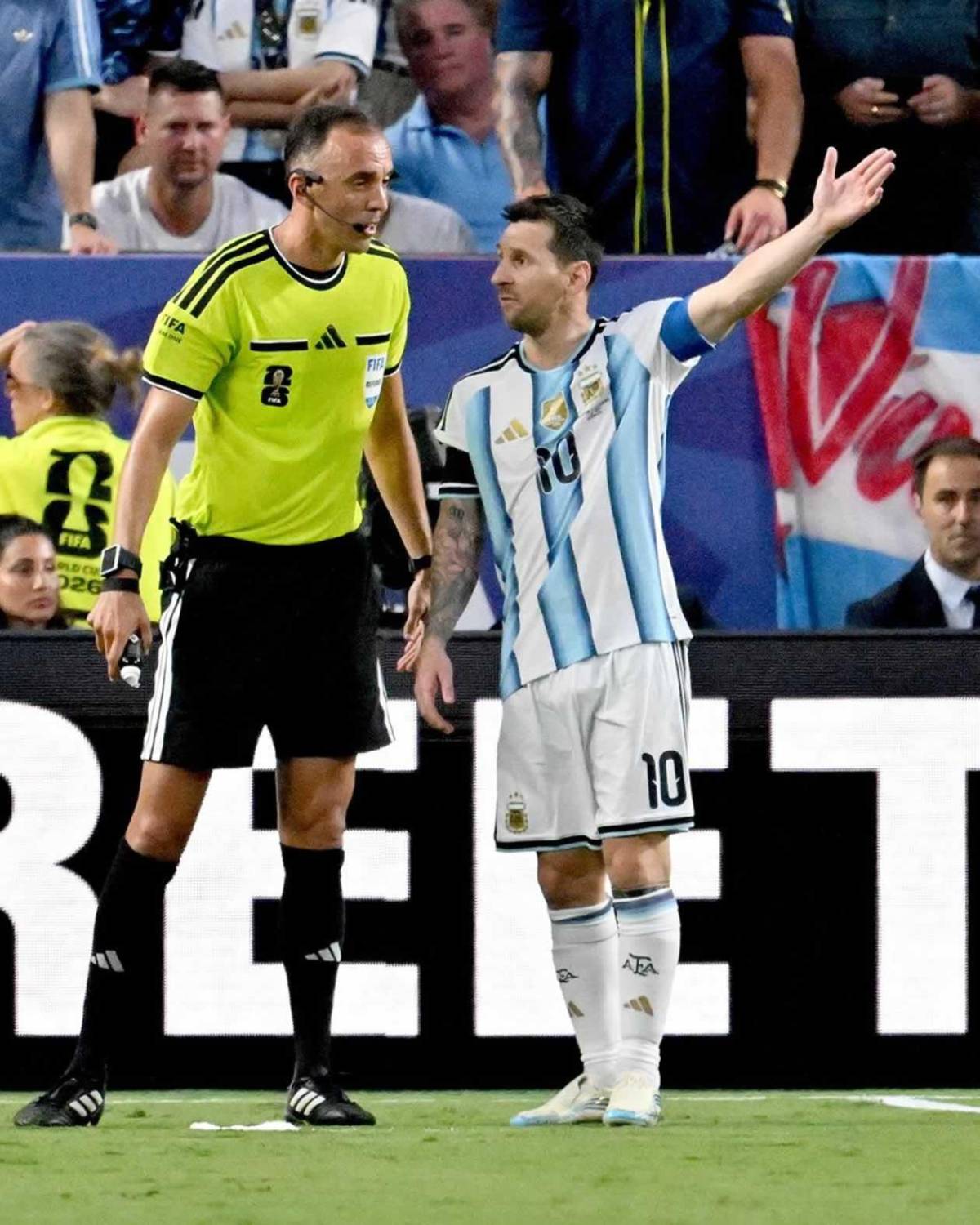 Otra ayuda a Argentina, fuerte cruce de Messi con árbitro, agresión y apareció su enemigo