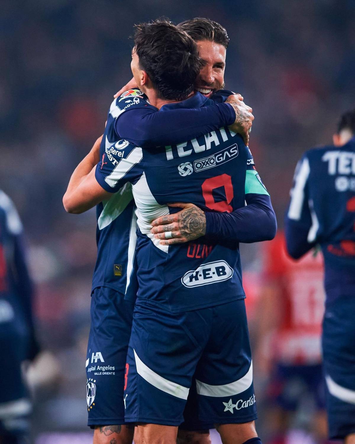 Sergio Ramos debutó con Monterrey: causa locura y casi hace un golazo