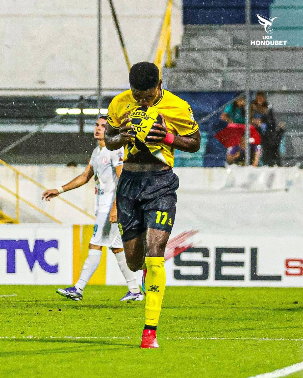 Olimpia y Real España festejan remontadas, jugador termina de portero, inundados y bellezas