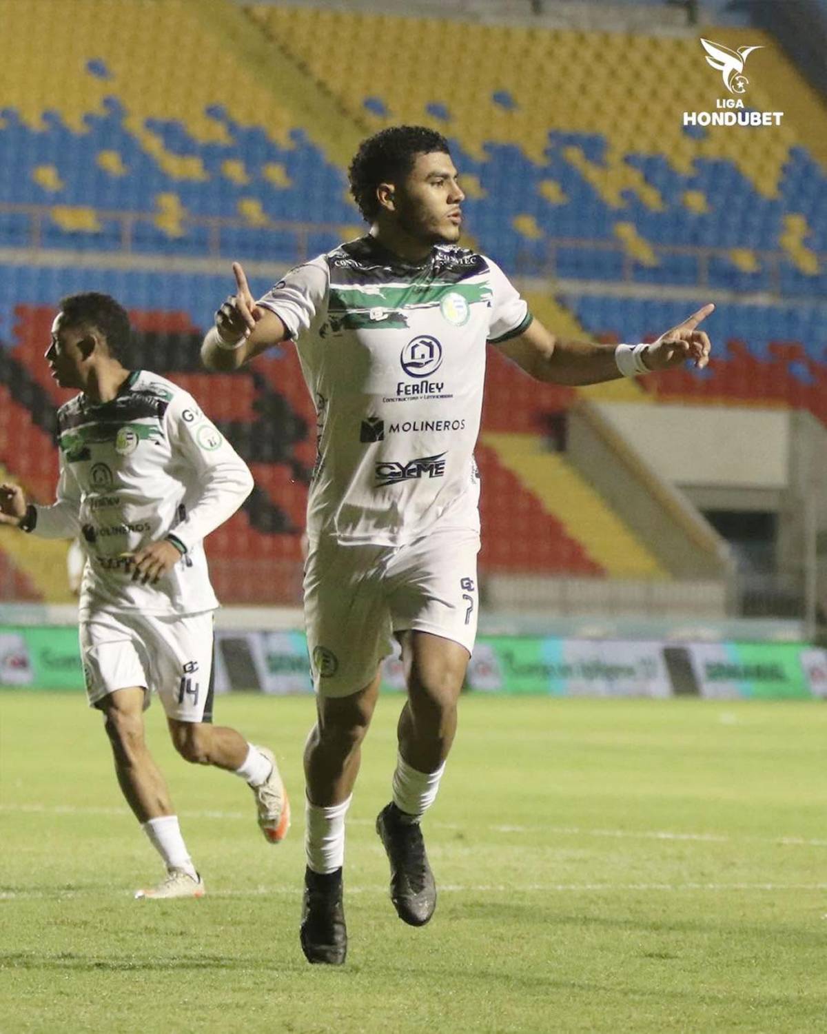 Marcó triplete y recibió beso, polémicas del FVS, selfie de Motagua y Victoria se hunde