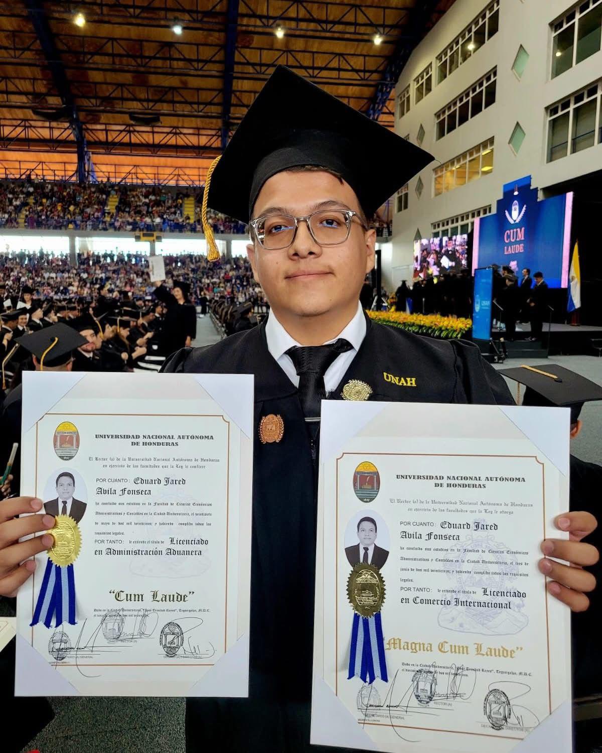 ¡Orgullo catracho! Joven de solo 23 años obtiene doble título en la Unah con mención honorífica