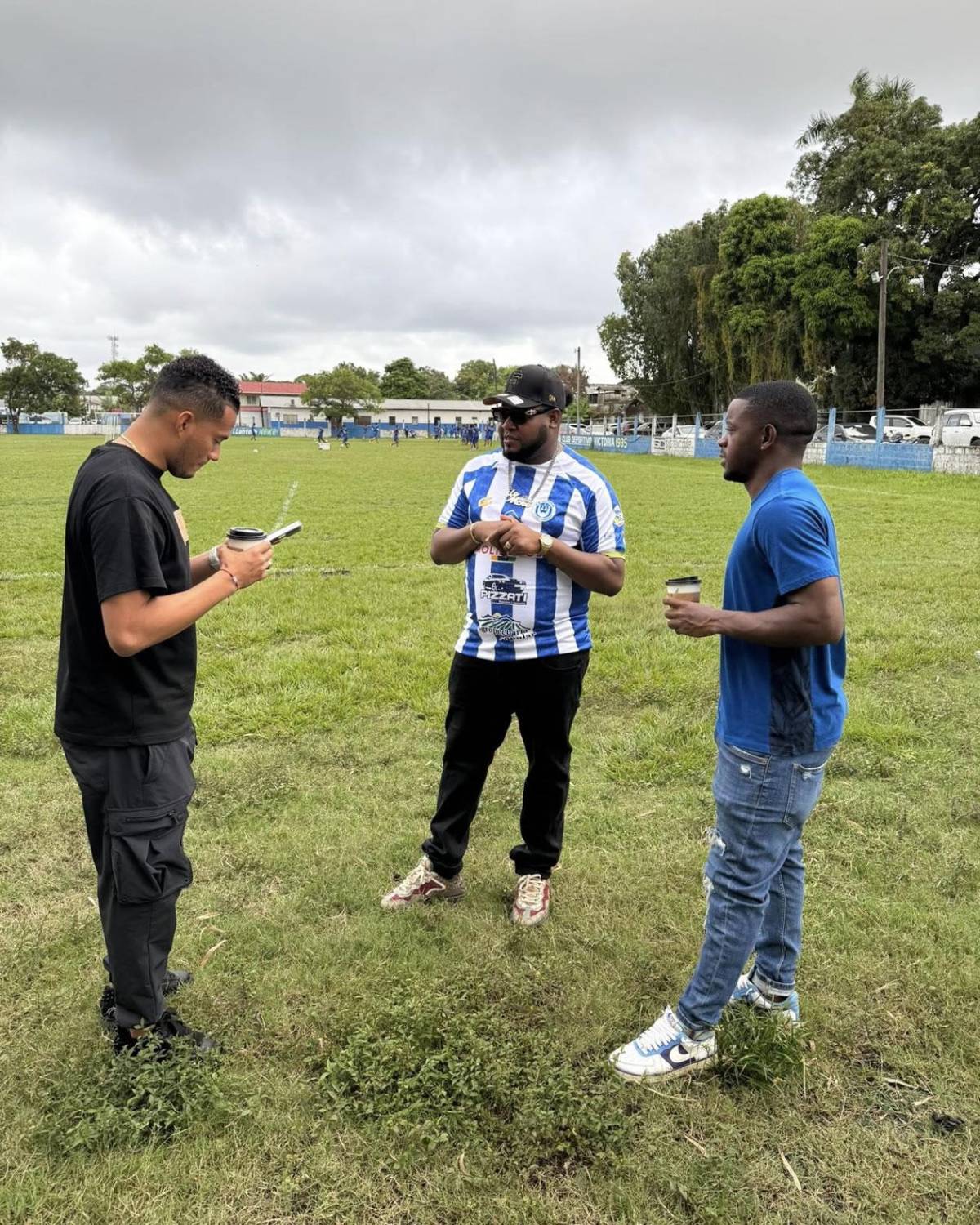 La More, manos a las obras en el Victoria: charla y convenció a dos jugadores a volver al club