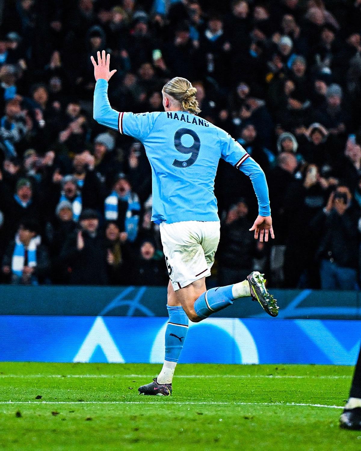 Erling Haaland celebrando su quinto gol del partido frente al RB Leipzig.