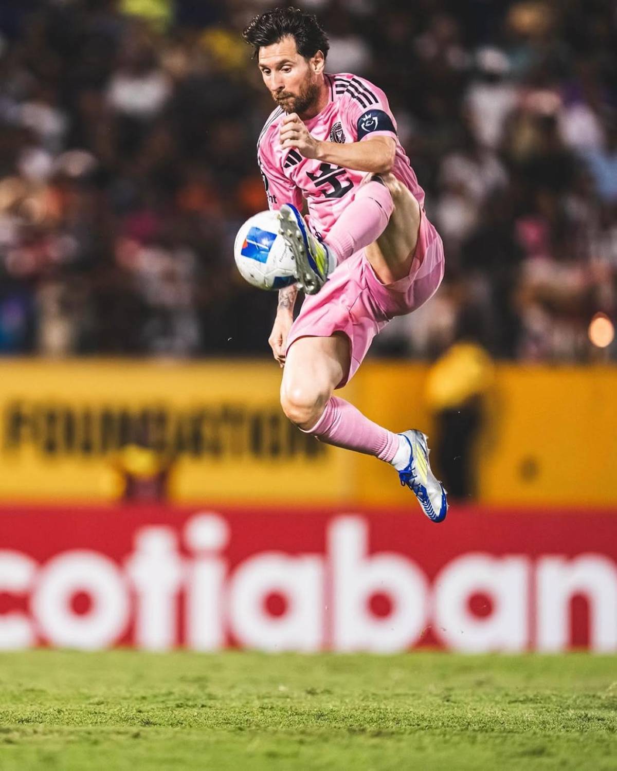 Messi desata locura en Jamaica y el suertudo que se llevó su camiseta