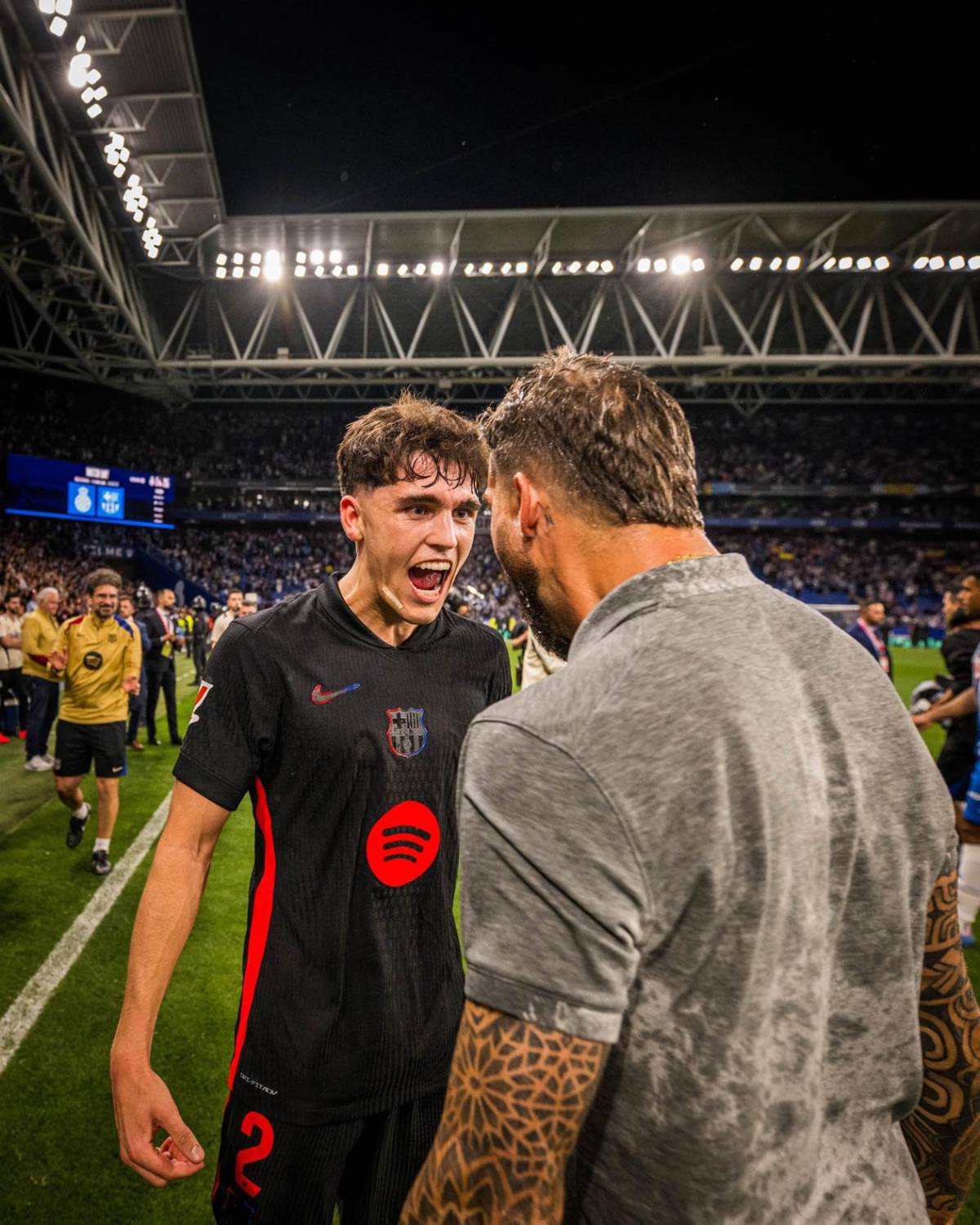Barcelona campeón festeja, Espanyol encendió aspersores, bronca y la orden de Flick