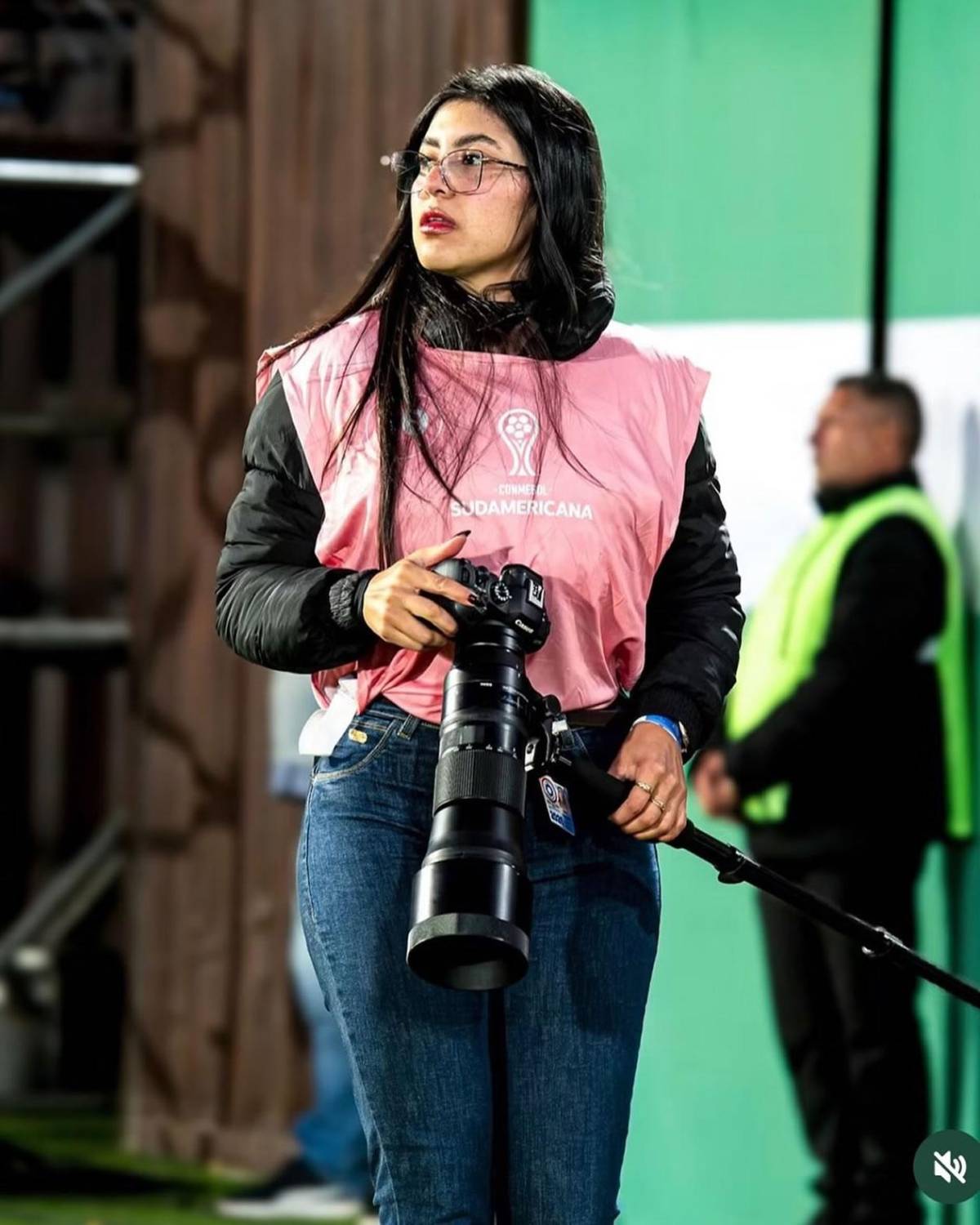 Fotógrafa deportiva es vetada por su atrevida vestimenta y el caso da un giro inesperado