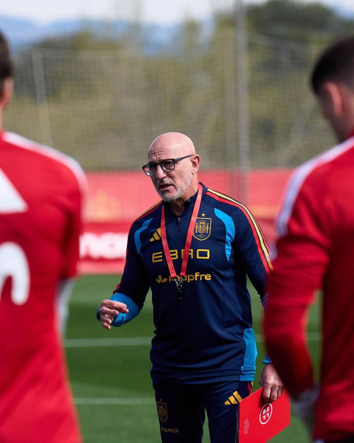 Dirigentes de Honduras visitan concentración de España y gesto de Lamine Yamal