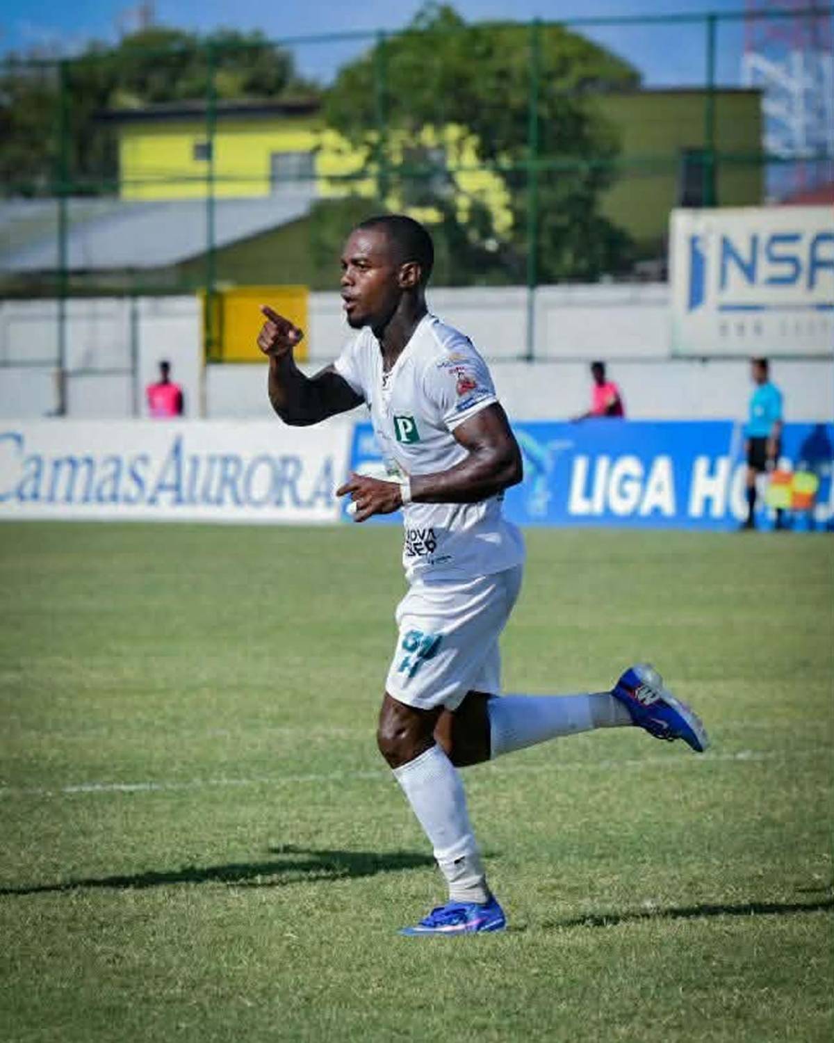 Marcó triplete y recibió beso, polémicas del FVS, selfie de Motagua y Victoria se hunde