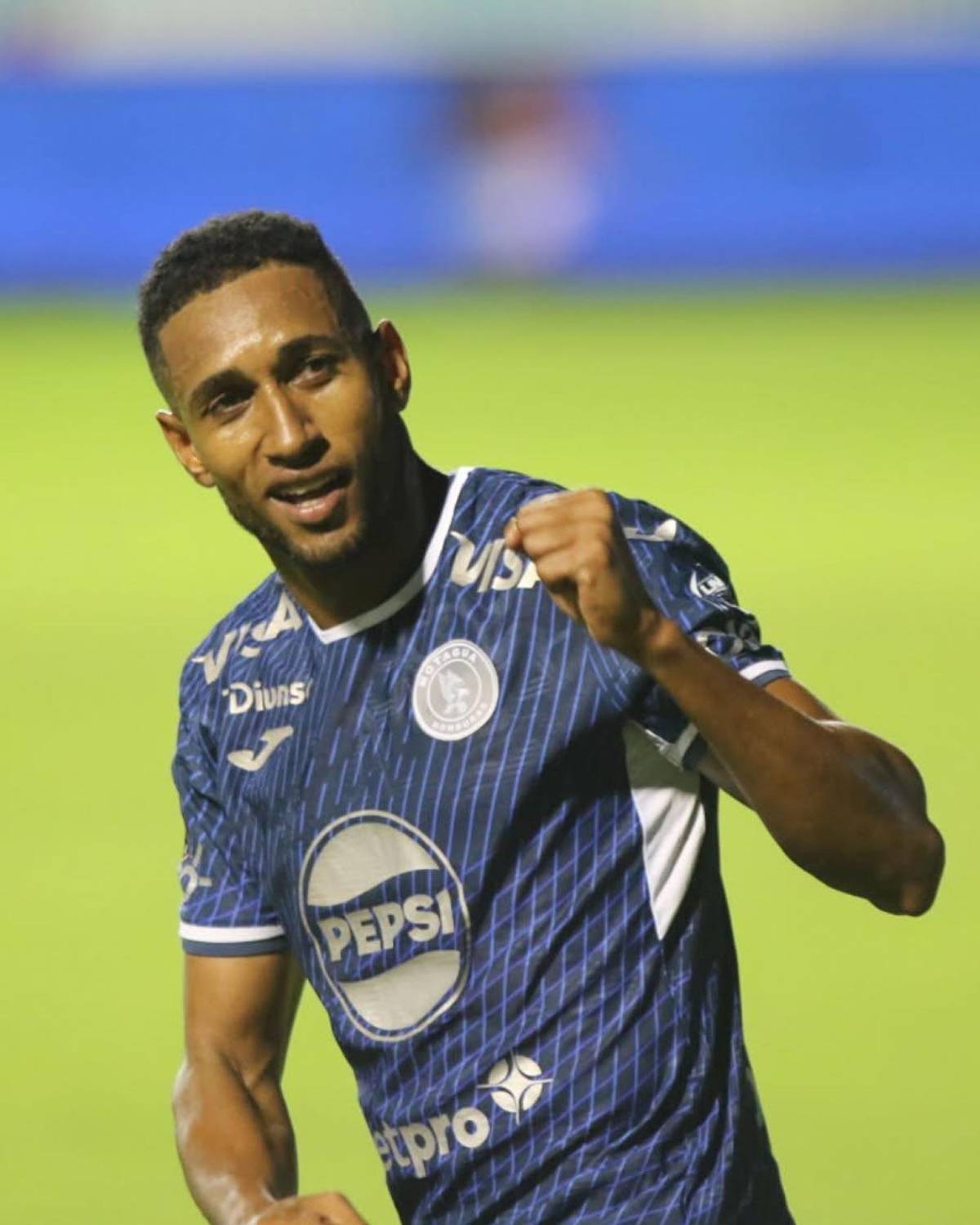 Festejos de Motagua, el jugador señalado en Platense y el descuido de bella chica